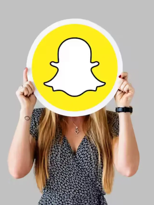 woman showing snapchat icon 5387 1